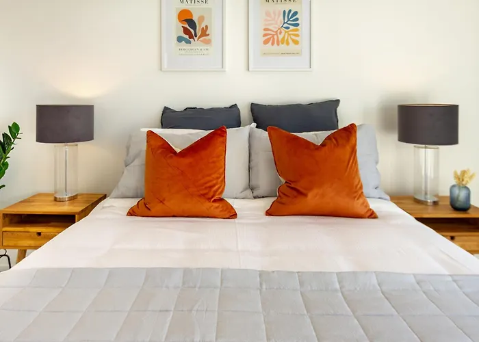 Modern 2 Bed, Hagley Park, Riverside Market