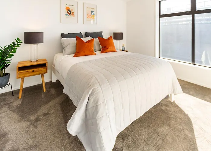 Modern 2 Bed, Hagley Park, Riverside Market
