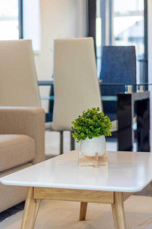 Modern 2 Bed, Hagley Park, Riverside Market Apartment *