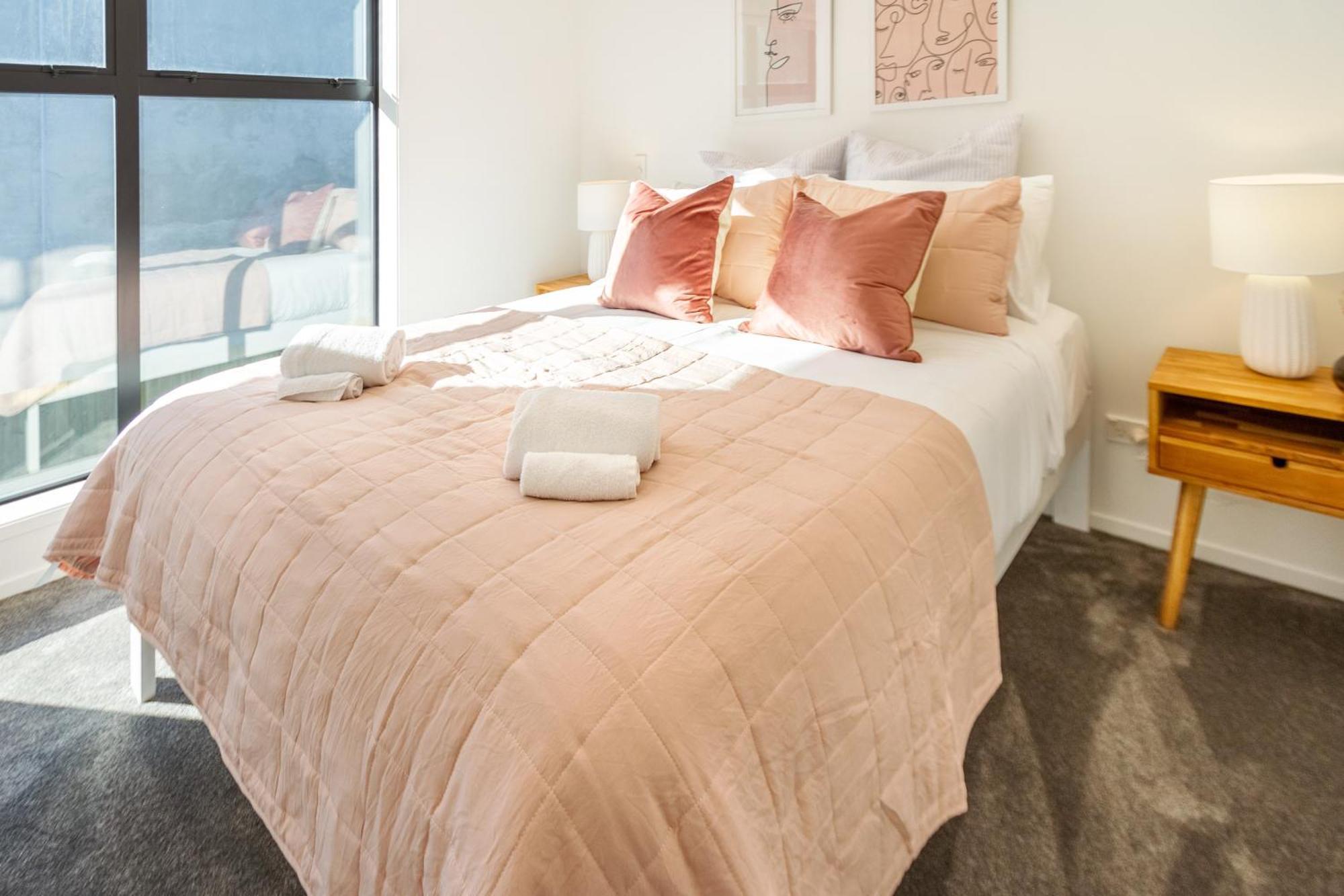 Modern 2 Bed, Hagley Park, Riverside Market Apartment *